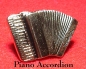 Preview: 1 Pin /Anstecker - Akkordeon in Goldfarbe  (Piano Akk.)